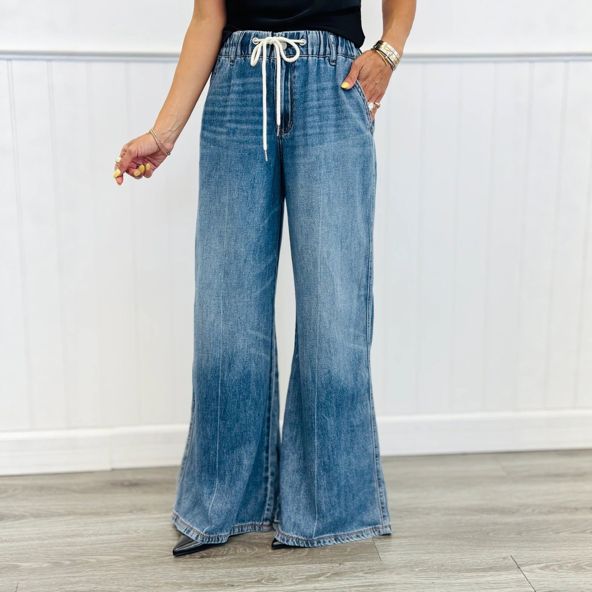 Retro High-waisted Slightly Flared Jeans With A Stretchy Waistband